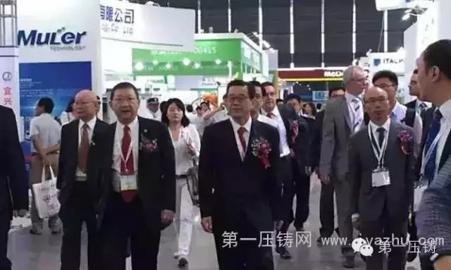 力勁集團(tuán)創(chuàng)辦人劉相尚先生（中）應(yīng)邀出席本屆展會(huì)開(kāi)幕式